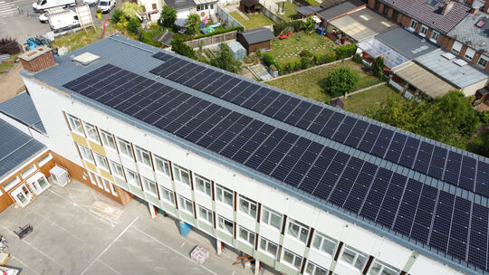 Des panneaux solaires sont installés sur le toit.