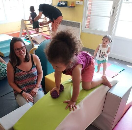 Des enfants travaillent leur mobilité à la crèche